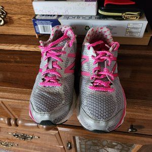 Womens size 8 NEW BALANCE Athletic Shoes